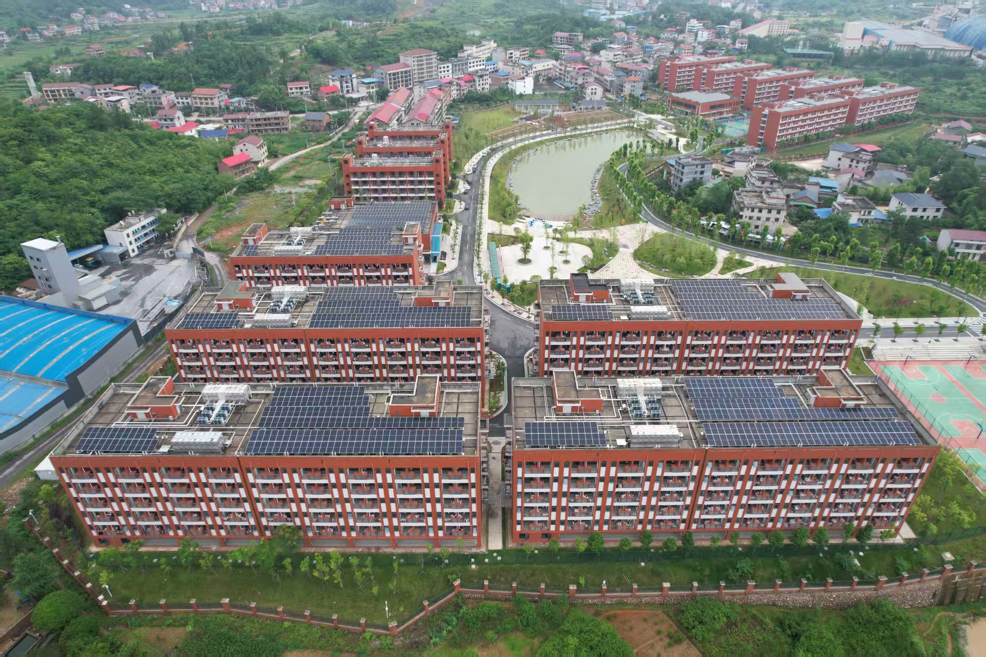 C&ocirc;ng ty Điện lực Sanhe x&acirc;y dựng 'M&aacute;i nh&agrave; năng lượng mặt trời' để gi&uacute;p c&aacute;c trường đạt được sự ph&aacute;t triển xanh v&agrave; bền vững. 